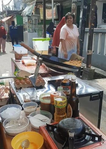 Auto Viral! Penjual Nasi Goreng Masak Pakai Robot di Depan Pembeli