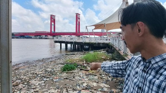 Tumpukan sampah mencemari kawasan Kampung Kapitan, Palembang
