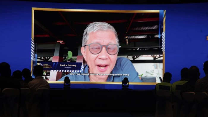 Video testimoni Rocky Gerung dalam syukuran Hari Lalu Lintas Bhayangkara ke-70 (Rifkianto Nugroho/detikcom)