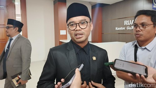 Wakil Ketua DPRD NTB Lalu Wirajaya ditemui di Kantor Gubernur NTB, Senin (22/9/2025). (Foto: Ahmad Viqi/detikBali)