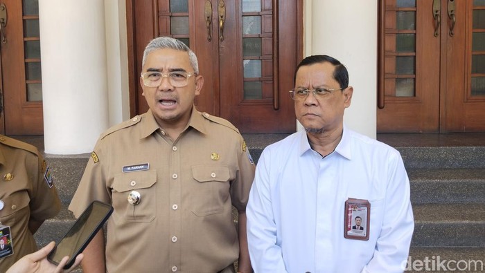 Wali Kota Bandung Muhammad Farhan (kiri)