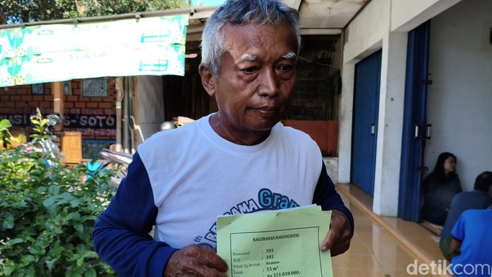Warga terdampak menunjukkan kertas pembayaran ganti rugi proyek JJLS di Karangwuni, Wates, Kulon Progo, Senin (22/9/2025).