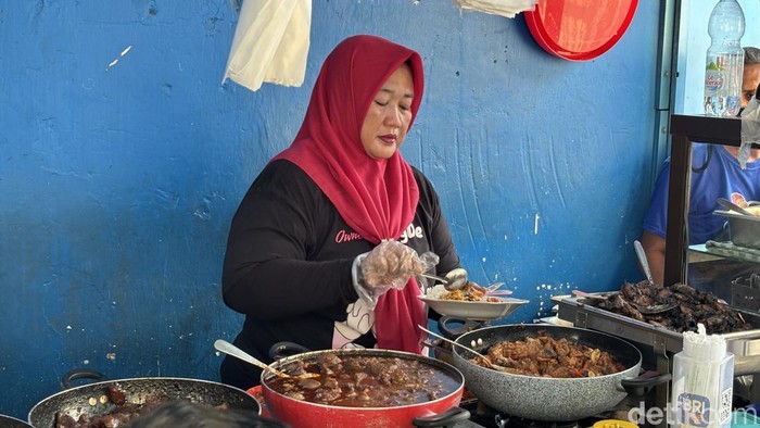 Warung Kongdhe yang viral dengan berbagai menu saru di Surabaya