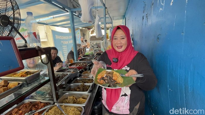 Warung Kongdhe yang viral dengan berbagai menu saru di Surabaya