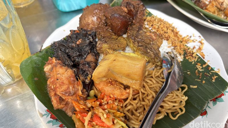 Warung Kongdhe yang viral dengan berbagai menu saru di Surabaya