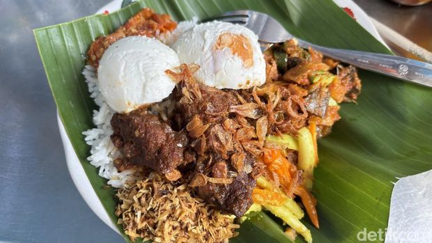 Warung Kongdhe yang viral dengan berbagai menu saru di Surabaya