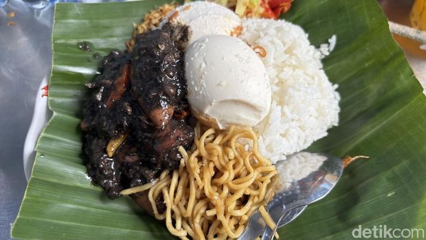 Warung Kongdhe yang viral dengan berbagai menu saru di Surabaya