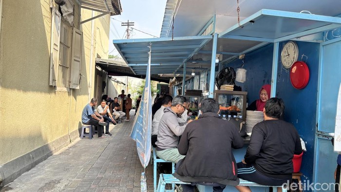 Warung Kongdhe yang viral dengan berbagai menu saru di Surabaya