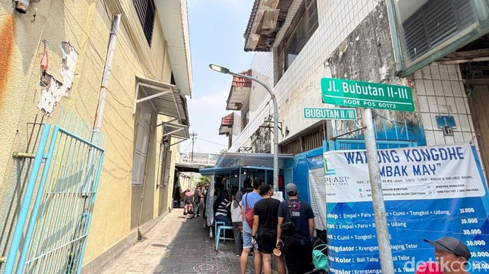 Warung Kongdhe yang viral dengan berbagai menu saru di Surabaya
