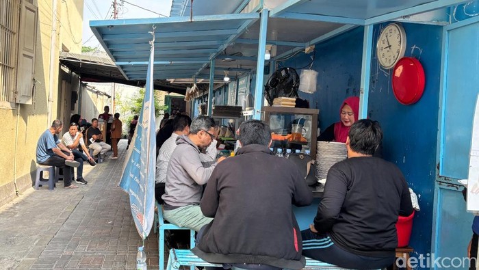 Warung Kongdhe yang viral dengan berbagai menu saru di Surabaya