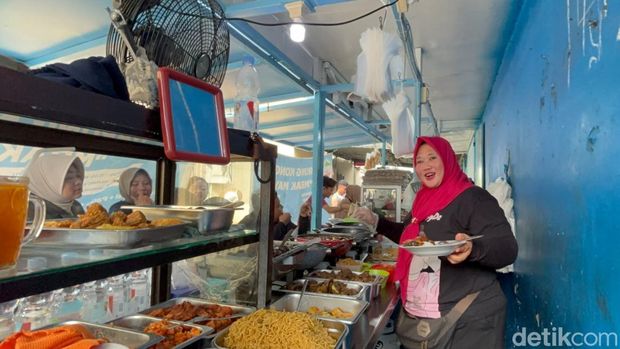 Warung Kongdhe yang viral dengan berbagai menu saru di Surabaya