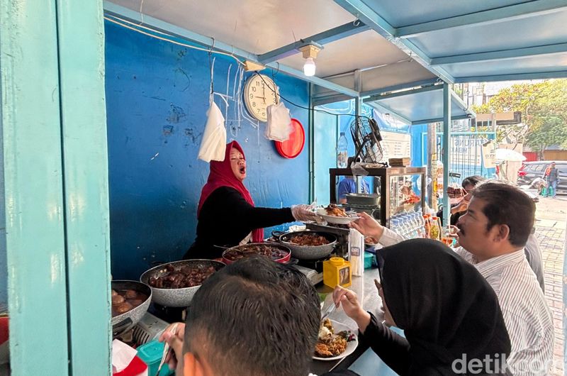 Warung Kongdhe yang viral dengan berbagai menu saru di Surabaya