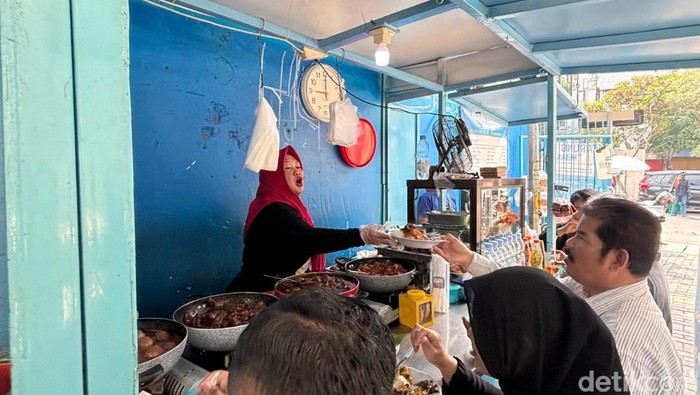 Warung Kongdhe yang viral dengan berbagai menu saru di Surabaya