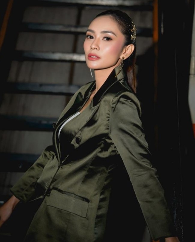 Masayu mengenakan blazer satin hijau army. Ia memadukannya dengan inner putih. Penampilan Masayu terlihat powerfull, berwibawa, dan stylish. Foto: Instagram/@wulanguritno/@masayuanastasia
