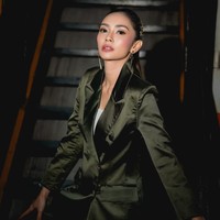 Makeup Masayu cenderung lebih tegas. Sorotan pada eyeshadow smokey yang membuat matanya terlihat lebih dalam, ditambah contouring yang mempertegas bentuk wajah. Lipstiknya bernuansa nude pink yang lembut. Sementara rambut panjangnya ditata sleek ke belakang dengan gaya ponytail modern yang clean dan elegan. Foto: Instagram/@wulanguritno/@masayuanastasia