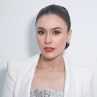 Makeup Wulan sangat elegan dengan fokus pada complexion flawless, riasan mata smokey tipis, dan bibir merah klasik yang menonjolkan kesan anggun. Sementara rambutnya ditata ponytail panjang dengan detail kepangan berlapis yang dihias aksen keemasan, memberikan efek mewah dan artistik. Foto: Instagram/@wulanguritno/@masayuanastasia