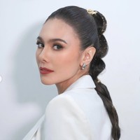 Melengkapi penampilannya, Wulan juga hanya memilih mengenakan sepasang anting silver. Lehernya tampak polos tanpa untaian kalung yang menghiasi. Meski demikian penampilannya tetap banjir pujian. Foto: Instagram/@wulanguritno/@masayuanastasia