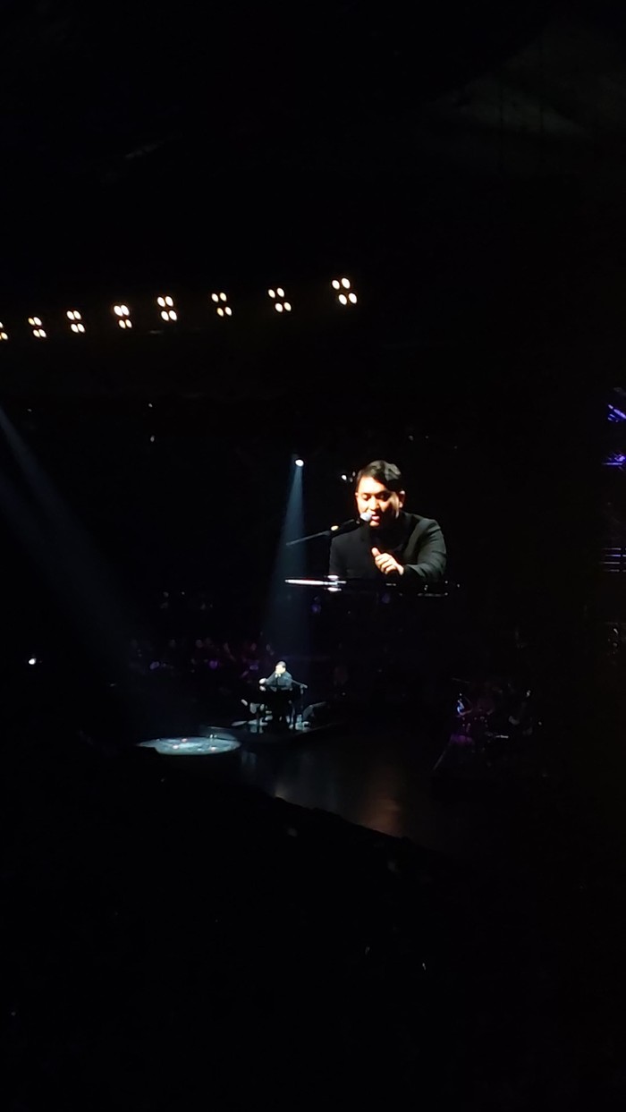 Yovie Widianto menggelar konser tunggal Miliaran Cinta di JICC, Jakarta, pada 21 September 2025.
