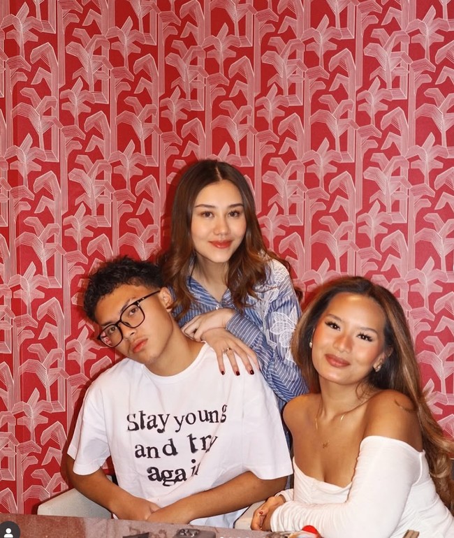 Ketiga anak almarhum Adjie Massaid; Zahwa, Aaliyah, dan Keanu terlihat hangout bersama. Tampil santai, Aaliyah memilih mengenakan kemeja biru garis-garis, sementara Zahwa dan Keanu kompak kenakan baju warna putih. Foto: Instagram/@aaliyah.massaid