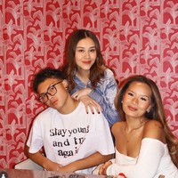 Ketiga anak almarhum Adjie Massaid; Zahwa, Aaliyah, dan Keanu terlihat hangout bersama. Tampil santai, Aaliyah memilih mengenakan kemeja biru garis-garis, sementara Zahwa dan Keanu kompak kenakan baju warna putih. Foto: Instagram/@aaliyah.massaid