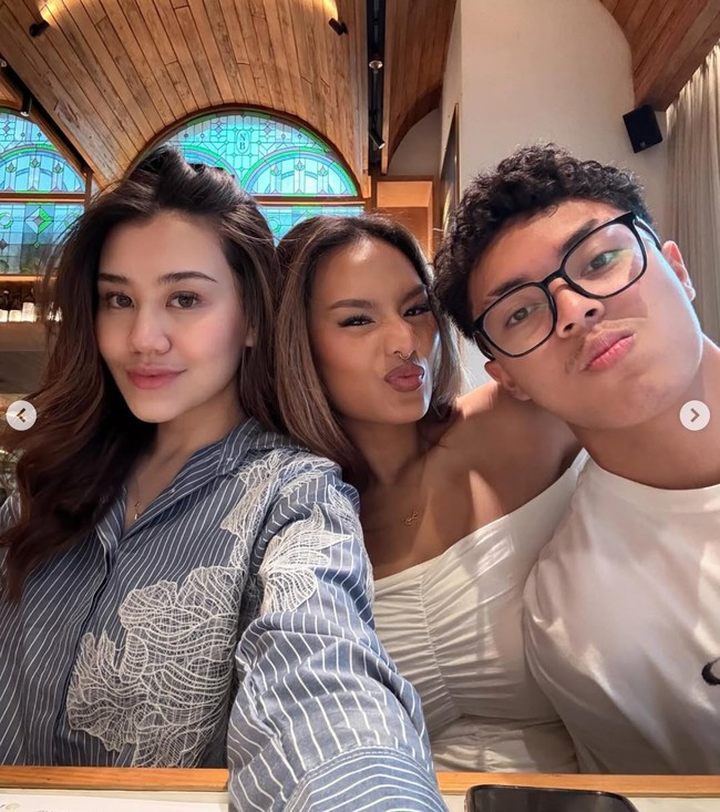 Ketiga kakak beradik itu tampak memamerkan keakraban mereka. Meski sama-sama sibuk namun mereka tetap meluangkan waktu untuk bertemu dan mengobrol. Foto: Instagram/@aaliyah.massaid