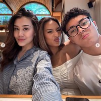 Ketiga kakak beradik itu tampak memamerkan keakraban mereka. Meski sama-sama sibuk namun mereka tetap meluangkan waktu untuk bertemu dan mengobrol. Foto: Instagram/@aaliyah.massaid