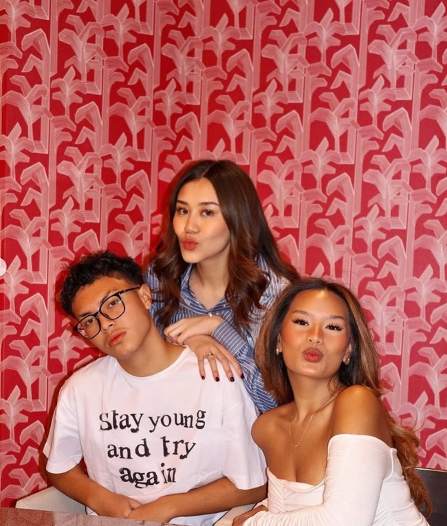 Meski memiliki ibu yang berbeda namun ketiganya tetap kompak. Zahwa dan Aaliyah diketahui merupakan anak Reza Artamevia, sementara Keanu anak dari Angelina Sondakh. Foto: Instagram/@aaliyah.massaid