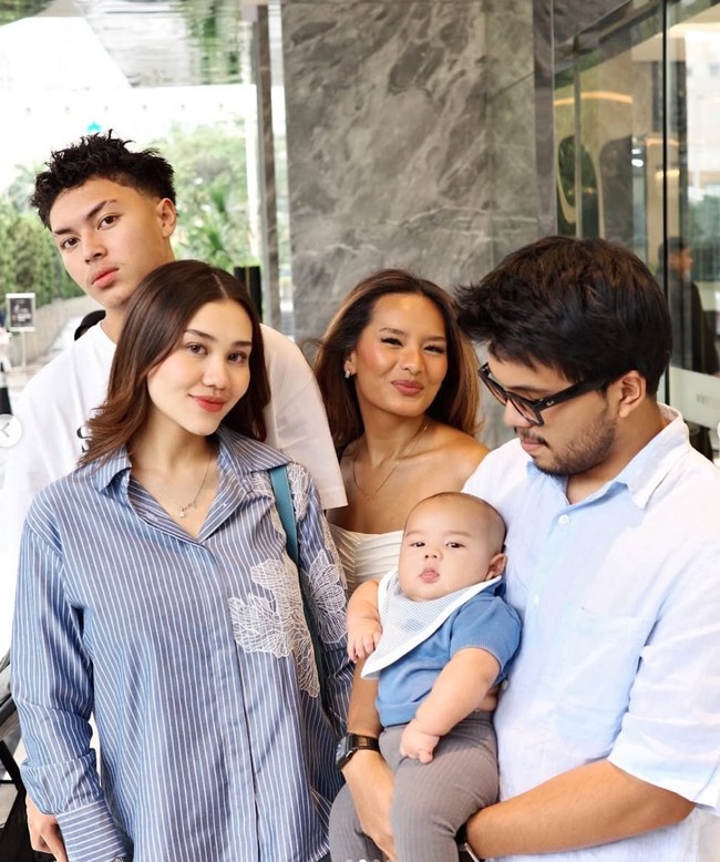 Aaliyah juga turut mengajak suami dan anaknya, baby Arash. Ketiganya tampil kompak kenakan busana berwarna biru. Foto: Instagram/@aaliyah.massaid
