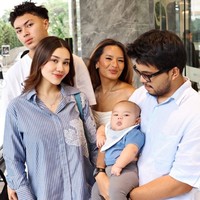 Aaliyah juga turut mengajak suami dan anaknya, baby Arash. Ketiganya tampil kompak kenakan busana berwarna biru. Foto: Instagram/@aaliyah.massaid