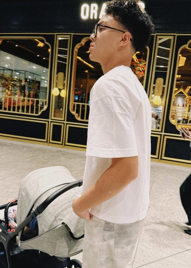 Selama berjalan-jalan di mal, Keanu tampak membantu mendorong stroller keponakannya tersebut. Foto: Instagram/@keanu_massaid