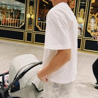 Selama berjalan-jalan di mal, Keanu tampak membantu mendorong stroller keponakannya tersebut. Foto: Instagram/@keanu_massaid