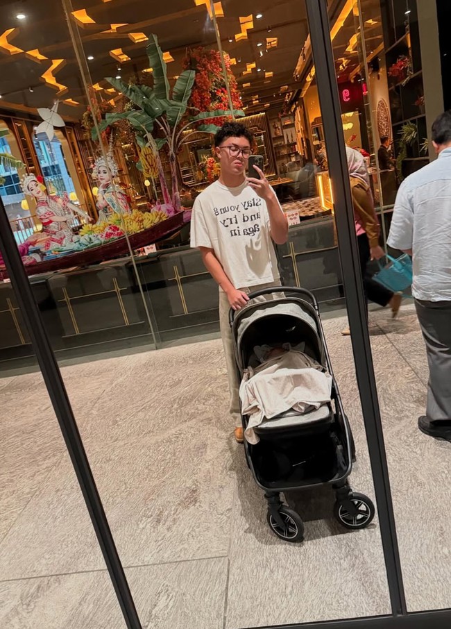 Keanu juga tampak mengambil foto mirror selfie bersama baby Arash yang tertidur di stroller. Di usianya yang kini menginjak 16 tahun, Keanu sudah menjadi paman bagi baby Arash. Foto: Instagram/@keanu_massaid