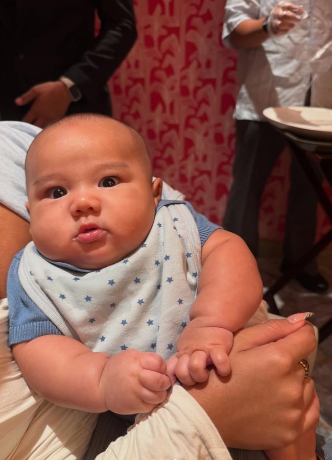 Penampilan baby Arash yang berwajah bulat dan gembul tampak begitu menggemaskan. Perhatian para netizen pun banyak tertuju padanya. Foto: Instagram/@keanu_massaid