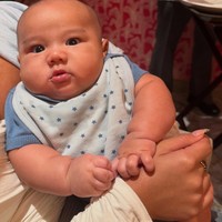 Penampilan baby Arash yang berwajah bulat dan gembul tampak begitu menggemaskan. Perhatian para netizen pun banyak tertuju padanya. Foto: Instagram/@keanu_massaid