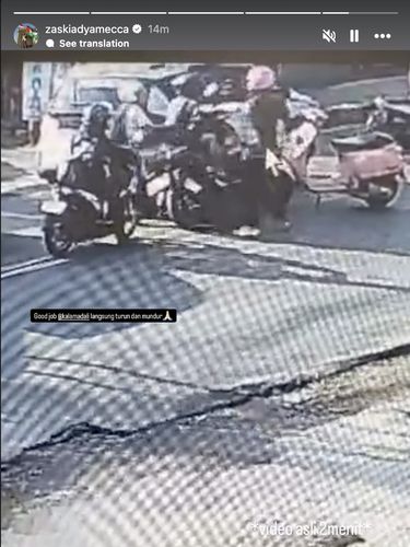 Video CCTV pemukulan terhadap pengantar anak Zaskia Adya Mecca oleh pemotor lawan arah.