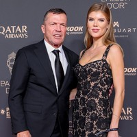 Pemain bola yang pernah berjasa membawa Jerman berjaya di Piala Dunia itu menggandeng Theresa Sommer yang disebut adalah pacarnya. Foto: Getty Images/Pascal Le Segretain