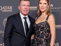 Potret Pemenang Ballon dOr Gandeng Pacar Model Lebih Muda 40 Tahun