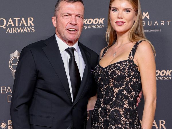 Potret Pemenang Ballon dOr Gandeng Pacar Model Lebih Muda 40 Tahun