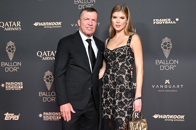 Lothar Matthaus pernah dianugerahi penghargaan pemain terbaik Ballon d’Or pada 1990. Ia pun hadir dalam gelaran Ballon d’Or 2025 di Paris, Prancis bersama seorang model yang menuai perbincangan.Foto: Getty Images/Pascal Le Segretain