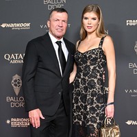 Lothar Matthaus pernah dianugerahi penghargaan pemain terbaik Ballon d’Or pada 1990. Ia pun hadir dalam gelaran Ballon d’Or 2025 di Paris, Prancis bersama seorang model yang menuai perbincangan.Foto: Getty Images/Pascal Le Segretain