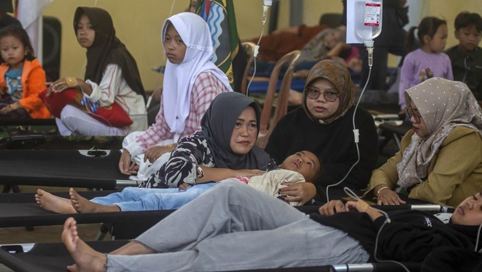 Kepala Badan Gizi Nasional (BGN) Dadan Hindayana (kiri) berbincang dengan siswa korban keracunan usai menyantap menu makan bergizi gratis (MBG) di Posko Penanganan di Kantor Kecamatan Cipongkor, Kabupaten Bandung Barat, Jawa Barat, Selasa (23/9/2025). Berdasarkan data dari posko penanganan hingga Selasa (23/9) pukul 07.00 WIB sebanyak 352 siswa dan orang tua mengalami keracunan yang diduga akibat menyantap hidangan makan bergizi gratis pada (22/9). ANTARA FOTO/Abdan Syakura/nz