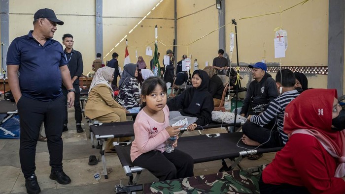 352 Siswa-Orang Tua di Bandung Barat Keracunan MBG Kepala Badan Gizi Nasional (BGN) Dadan Hindayana (kiri) berbincang dengan siswa korban keracunan usai menyantap menu makan bergizi gratis (MBG) di Posko Penanganan di Kantor Kecamatan Cipongkor, Kabupaten Bandung Barat, Jawa Barat, Selasa (23/9/2025). Berdasarkan data dari posko penanganan hingga Selasa (23/9) pukul 07.00 WIB sebanyak 352 siswa dan orang tua mengalami keracunan yang diduga akibat menyantap hidangan makan bergizi gratis pada (22/9). ANTARA FOTO/Abdan Syakura/nz