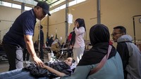 Kasus keracunan massal ini diduga kuat berasal dari hidangan makan bergizi gratis yang disantap sehari sebelumnya, pada Senin (22/9). Pemerintah daerah masih melakukan investigasi lebih lanjut terkait penyebab pasti insiden tersebut. ANTARA FOTO/Abdan Syakura
