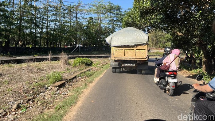 Aktivitas truk pengangkut material tambang masih melintas di luar jam beroperasi di daerah Moncongloe, Kabupaten Maros.