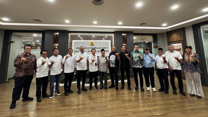 Andre Rosiade fasilitas pertemuan kepala daerah di Sumber dengan Dirjen Bina Marga, Selasa (23/9/2025).