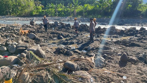 Anjing pelacak (K9) milik Polri saat mencari tiga korban hanyut akibat banjir bandang di Desa Sawu, Kecamatan Mauponggo, Nagekeo, NTT. (Dok. Polsek Mauponggo)