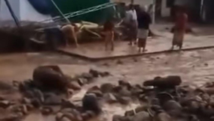 Banjir bandar menerjang OKU Selatan hingga mengakiabtkan 3 orang hilang dan tiga rumah terbawa arus