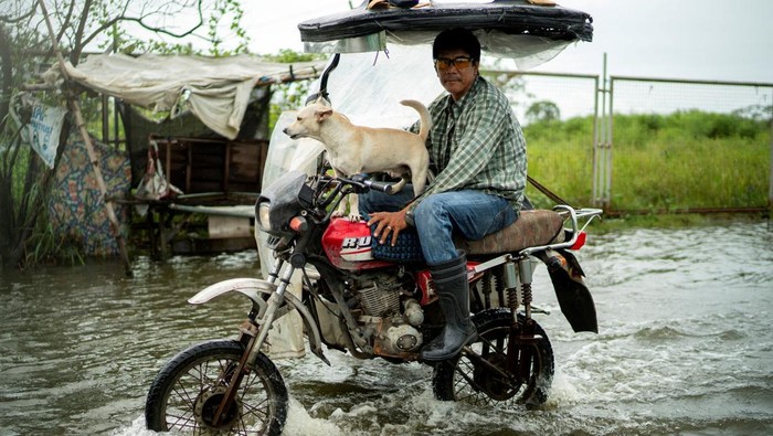 Banjir Rendam Pampanga Usai Topan Super Ragasa Terjang Filipina Hujan deras yang dipicu Topan Super Ragasa membuat sejumlah wilayah di Provinsi Pampanga, Filipina, terendam banjir pada Selasa (23/9/2025). Genangan air merendam jalan-jalan utama, memaksa warga berjuang menembus banjir untuk melanjutkan aktivitas maupun mencari tempat aman. REUTERS/Lisa Marie David