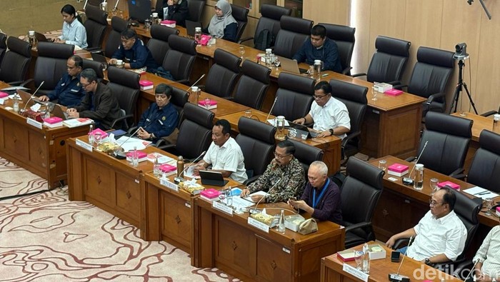 Komisi XII DPR RI memanggil Kementerian Energi dan Sumber Daya Mineral (ESDM) bersama tiga perusahaan tambang untuk membahas tentang reklamasi lahan bekas tambang. Hal ini mengingat terdapat sekitar 2.700 lubang bekas tambang yang belum direklamasi pada 2024.