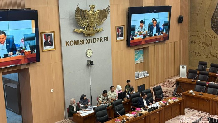 Komisi XII DPR RI memanggil Kementerian Energi dan Sumber Daya Mineral (ESDM) bersama tiga perusahaan tambang untuk membahas tentang reklamasi lahan bekas tambang. Hal ini mengingat terdapat sekitar 2.700 lubang bekas tambang yang belum direklamasi pada 2024.